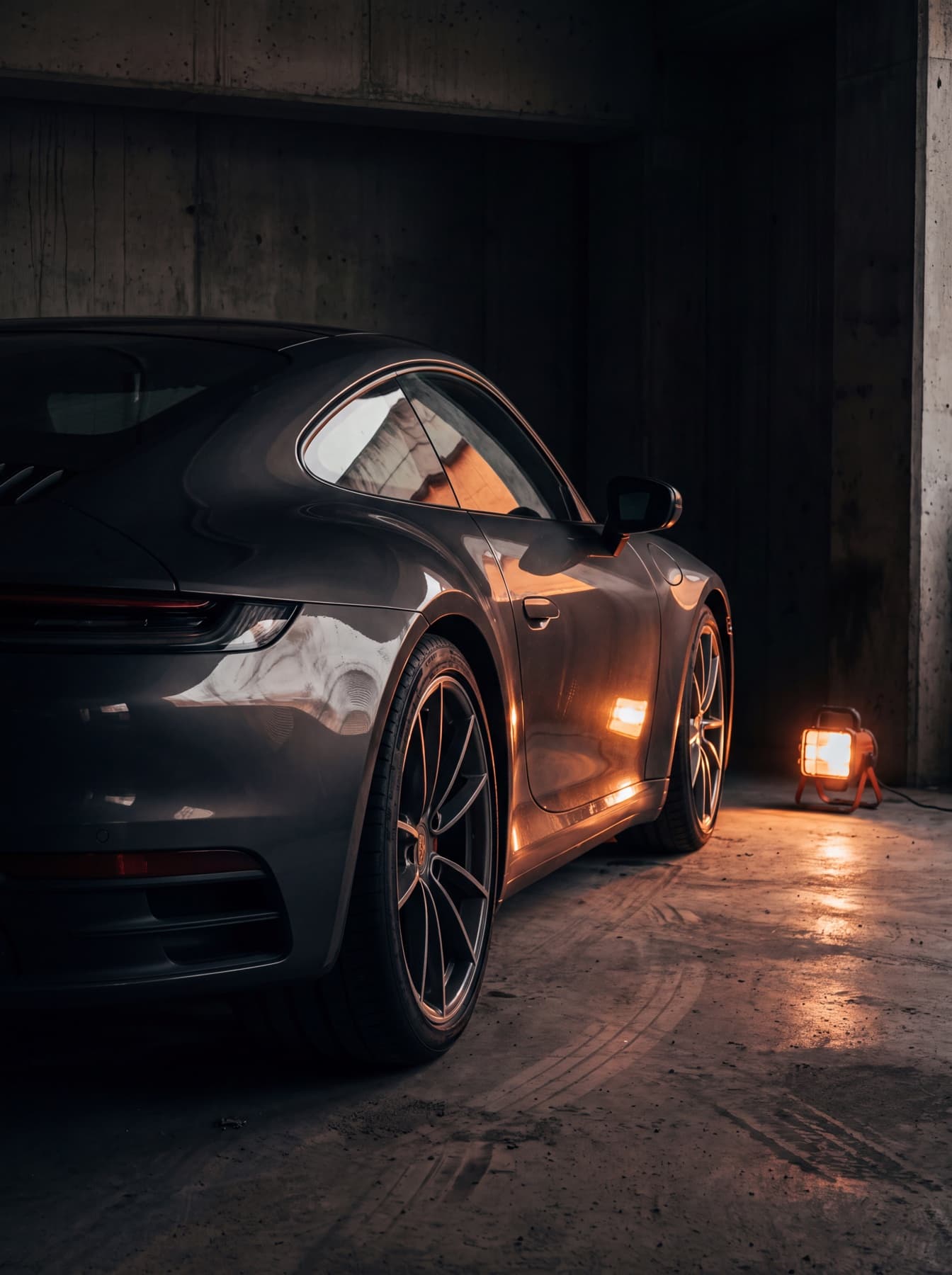 Carro esportivo em uma garagem escura